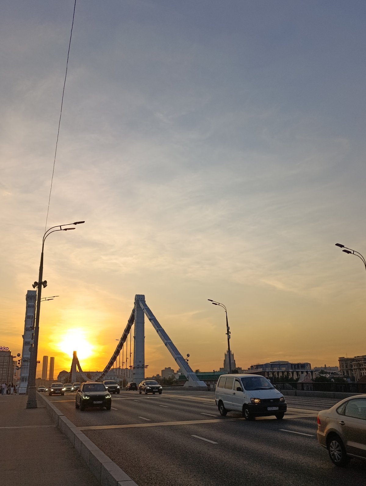 Moscow residents enjoy golden hour leisure activities across city parks