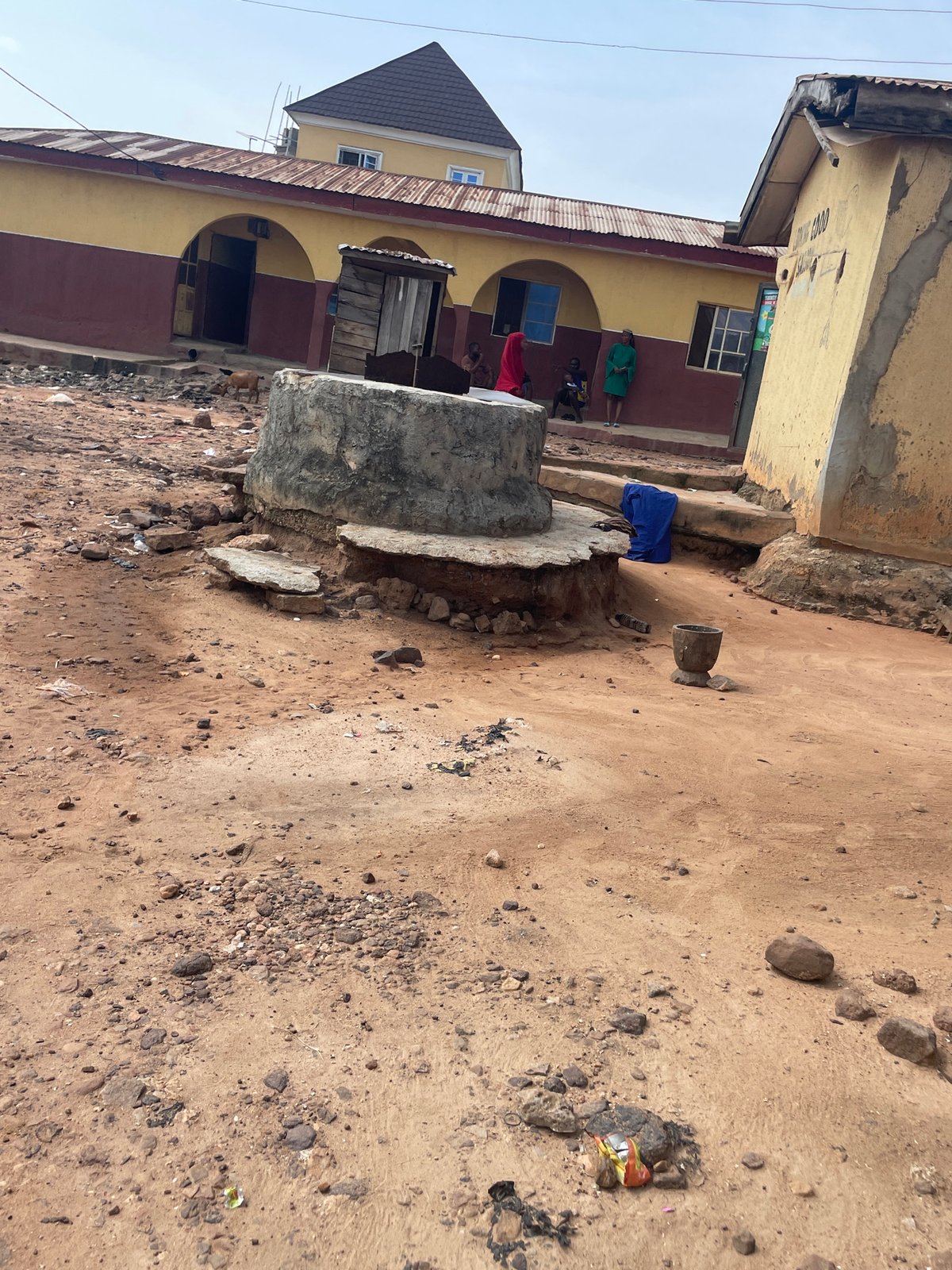 Everyday life in a Lokoja compound, captured in one pass.