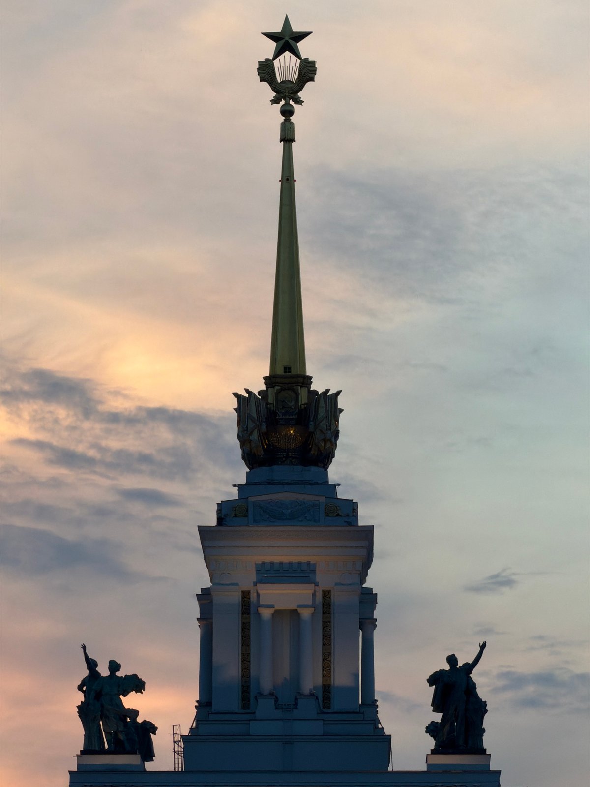 Evening photo tour captures VDNKh landmarks at sunset in Moscow