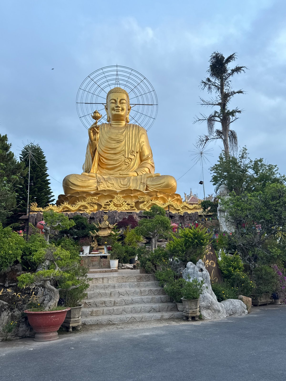 Evening temple visit captures Buddhist statues in Đà Lạt