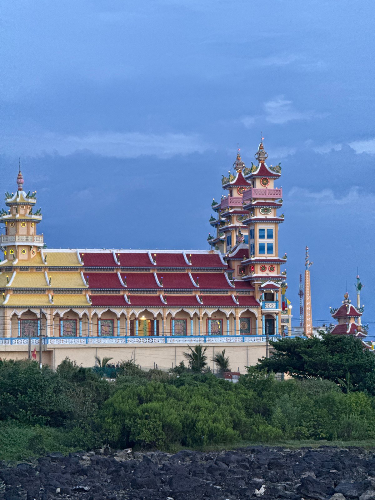 Lý Sơn Island: coastal low tide and temple scenes