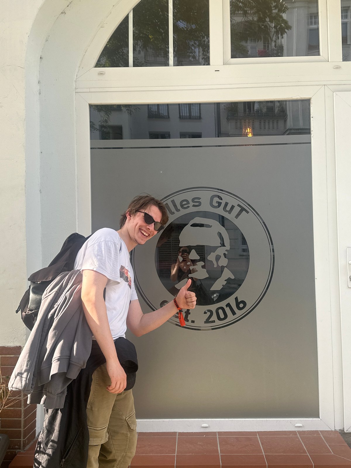 Young man spotted outside Berlin building on Friday afternoon
