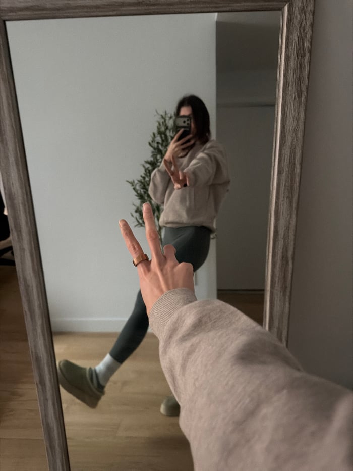 New Yorker documents quiet evening at home with selfies, dinner