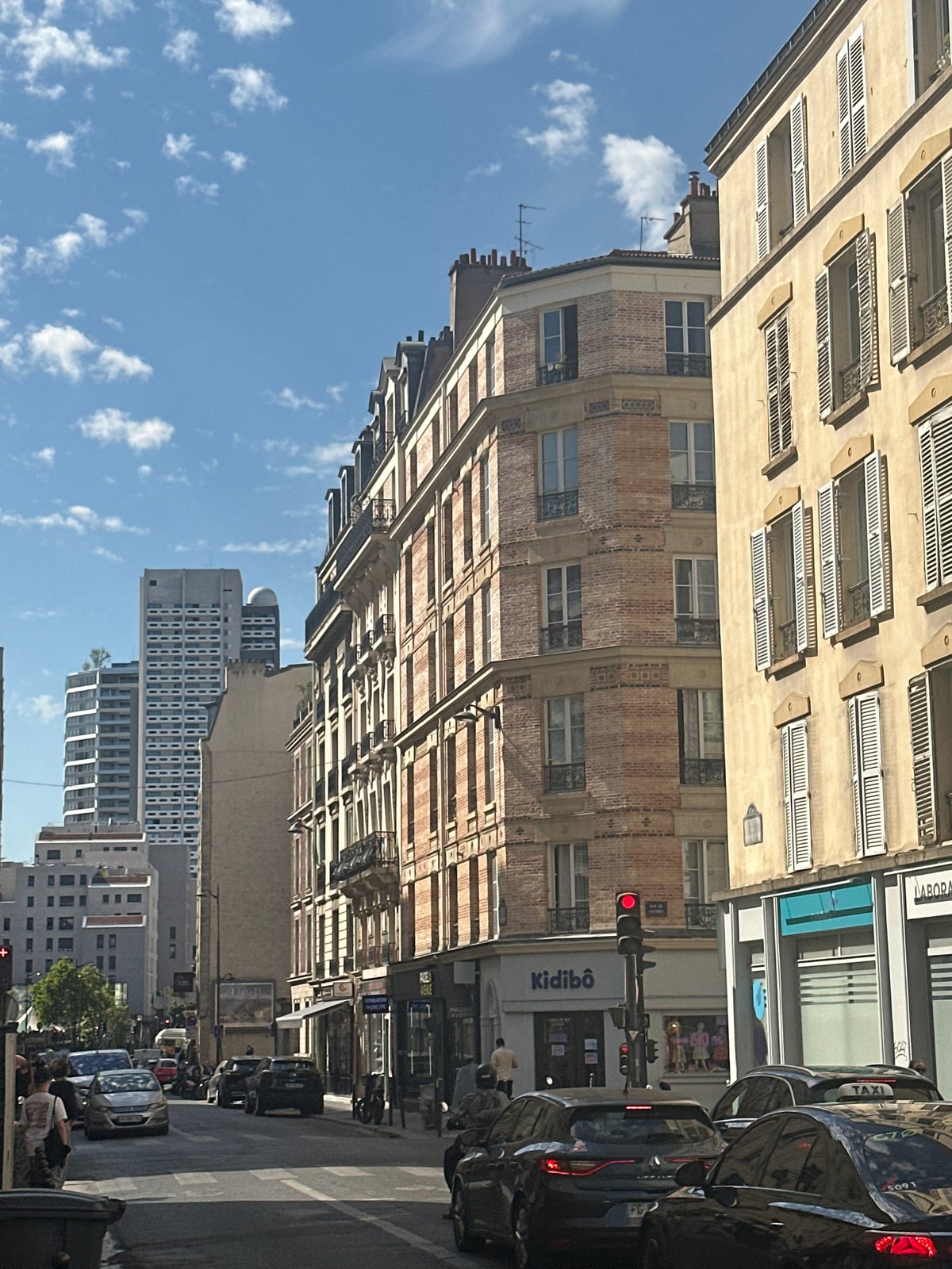 Sunny afternoon drift through a residential Paris neighborhood