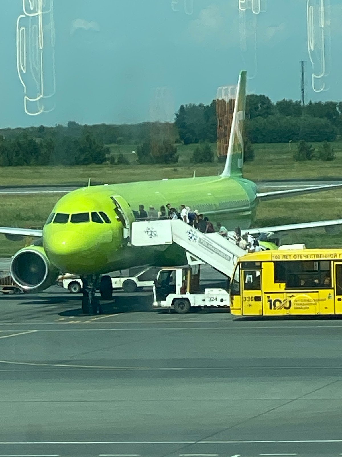 Morning operations at Tolmachevo Airport, S7 and Aeroflot active