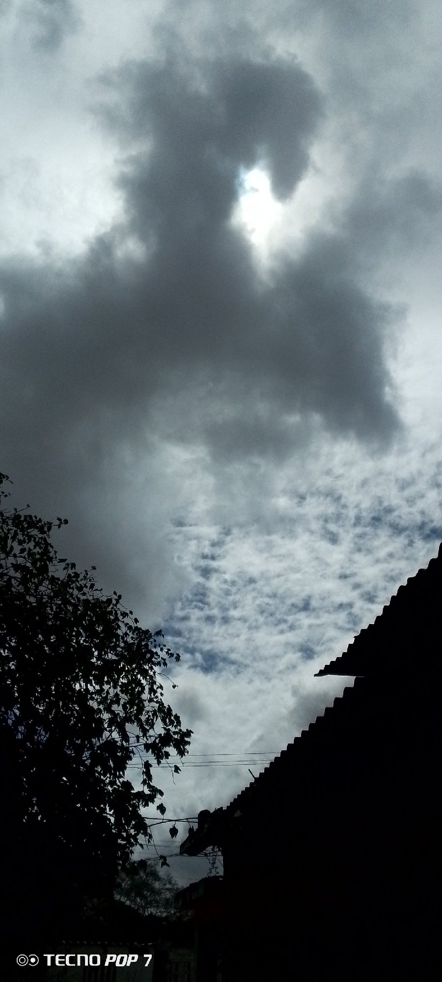 Hour-long sky watch documented in Venezuelan residential neighborhood