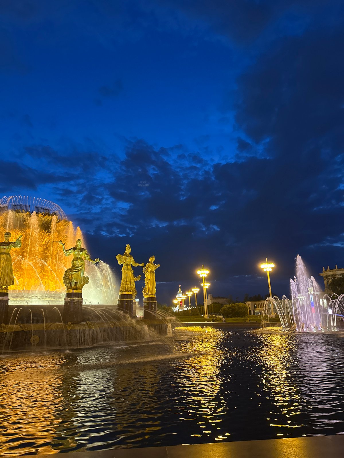 Evening stroll captures illuminated VDNKh fountains and street food in Moscow