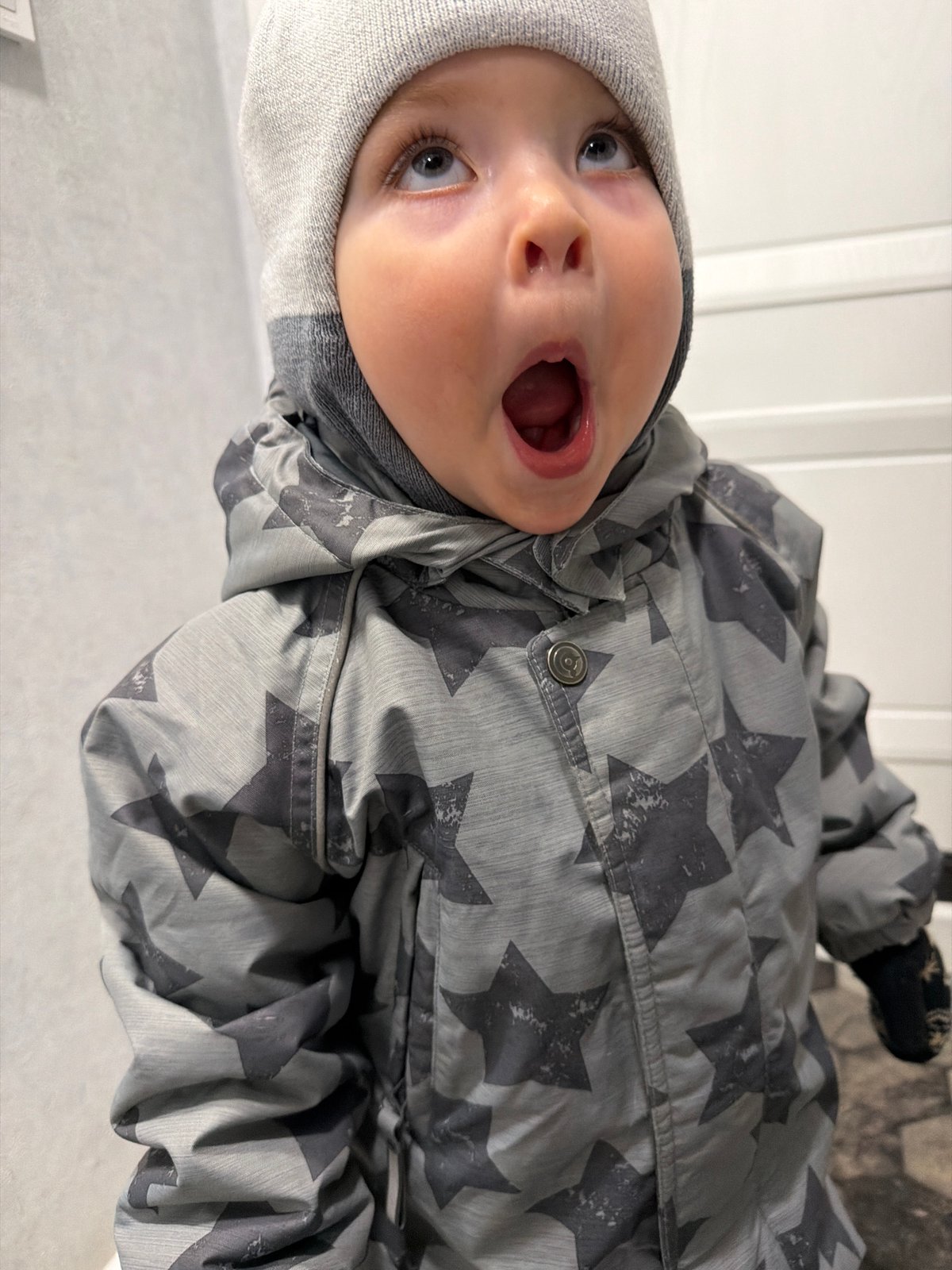 Mother documents morning moments with toddler in Votkinsk home