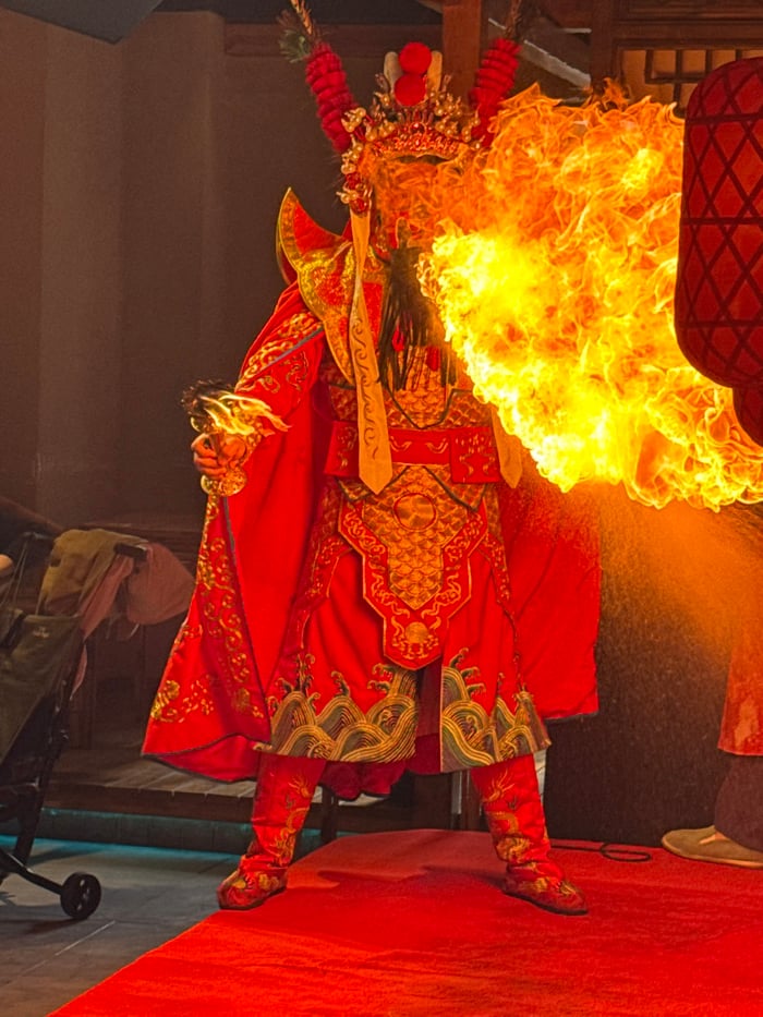 Traditional festival draws crowds to Chongqing's Yuzhong District