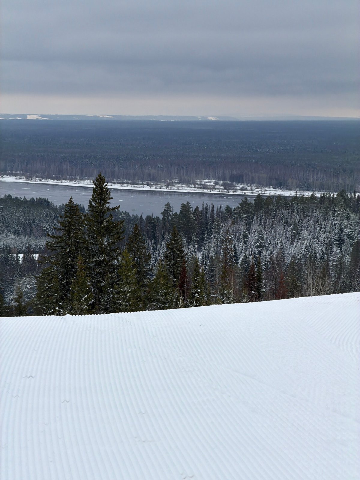 Spring snow conditions documented at Нечкино ski resort