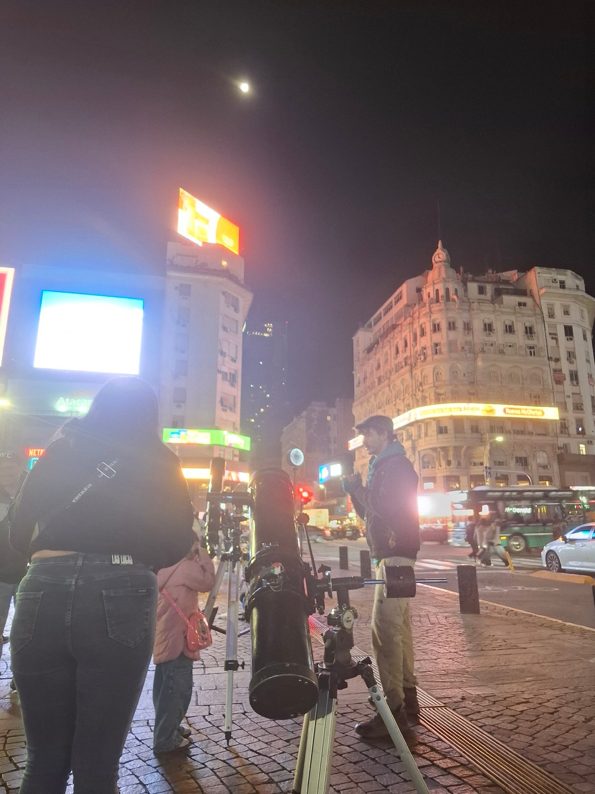 Late-night stargazing and street performance near Buenos Aires Obelisco