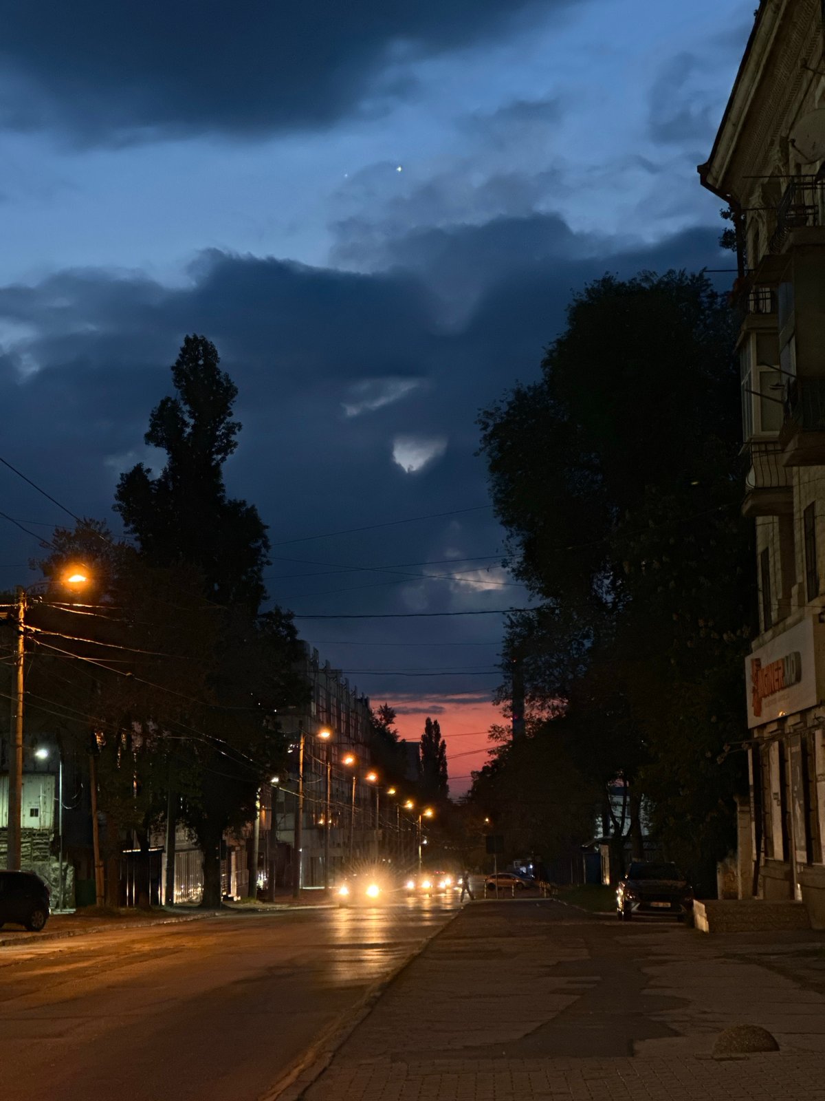 Evening scenes captured in Chișinău: stormy sunset, hydrangea flowers