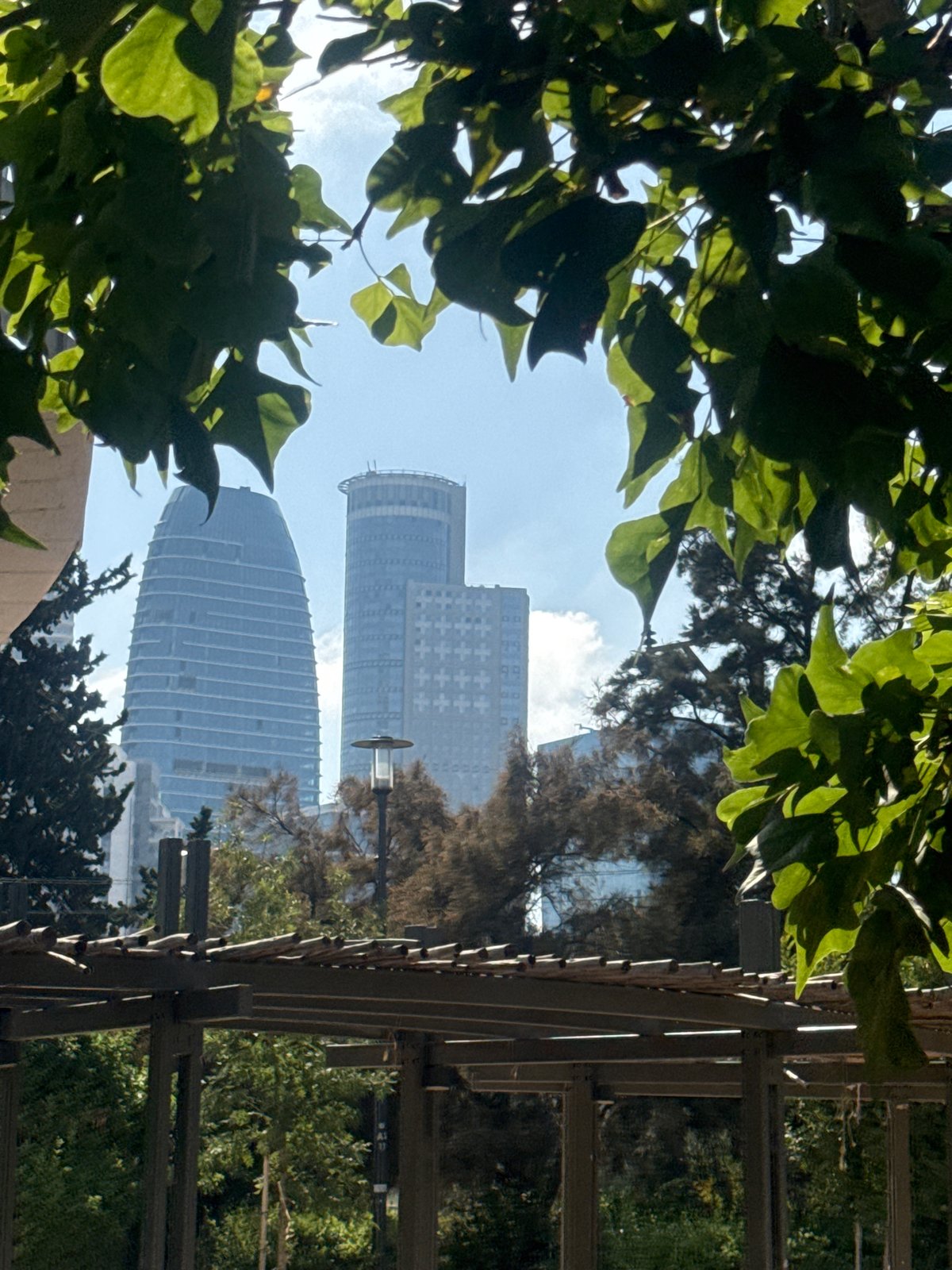 Afternoon stroll through Ramat Gan parks captures spring blooms