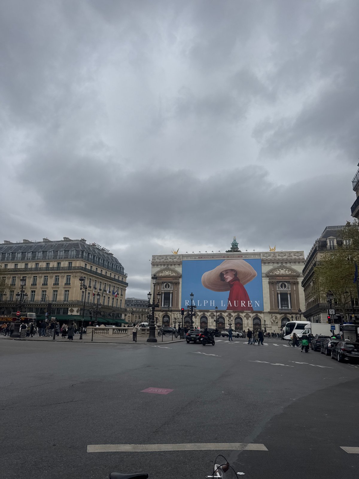 Parisians navigate overcast afternoon of shopping and dining