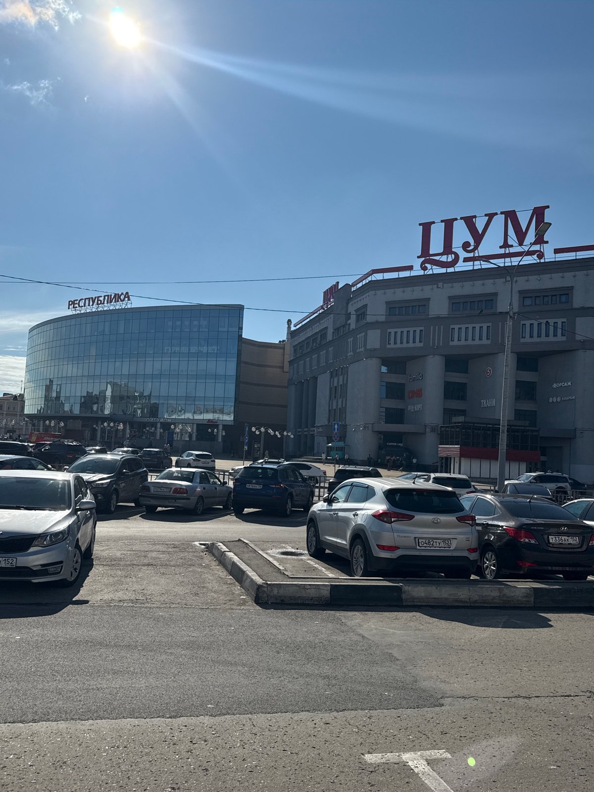 Street-level scenes around central Nizhny Novgorod on a July morning