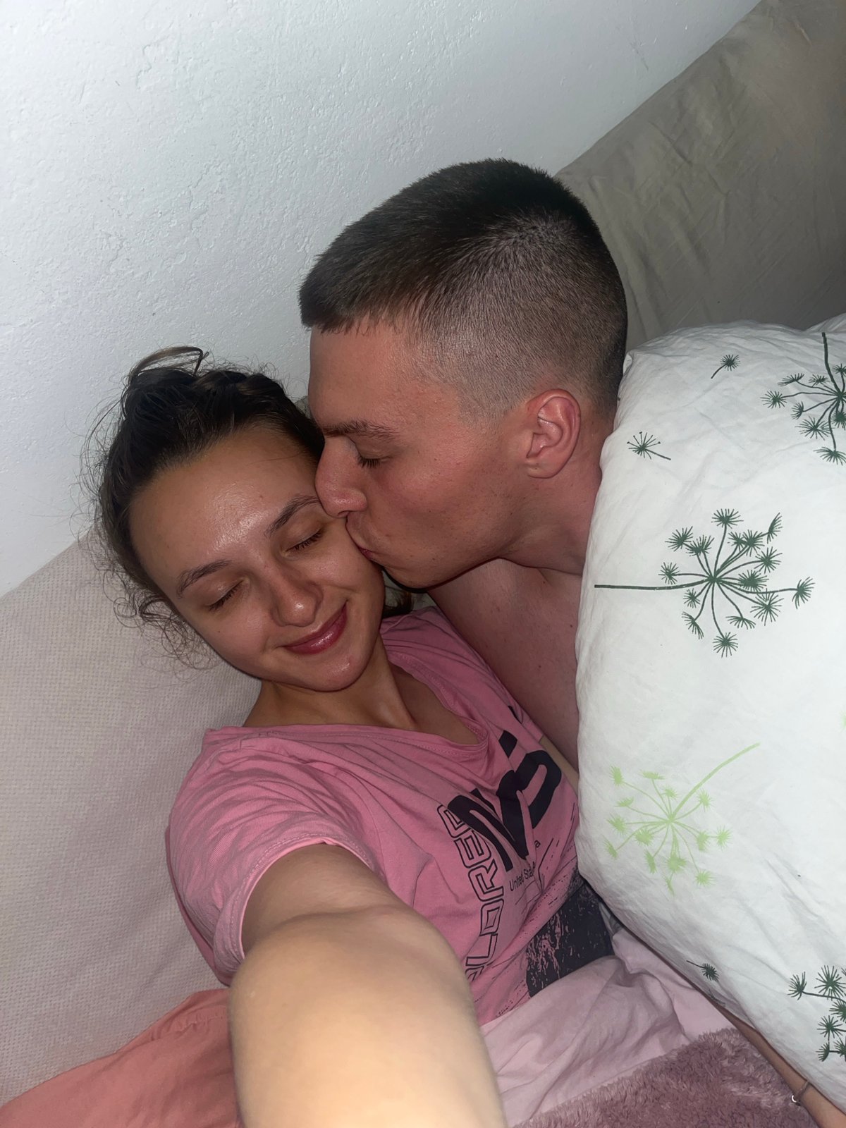 Couple shares tender moment in Saarbrücken bedroom