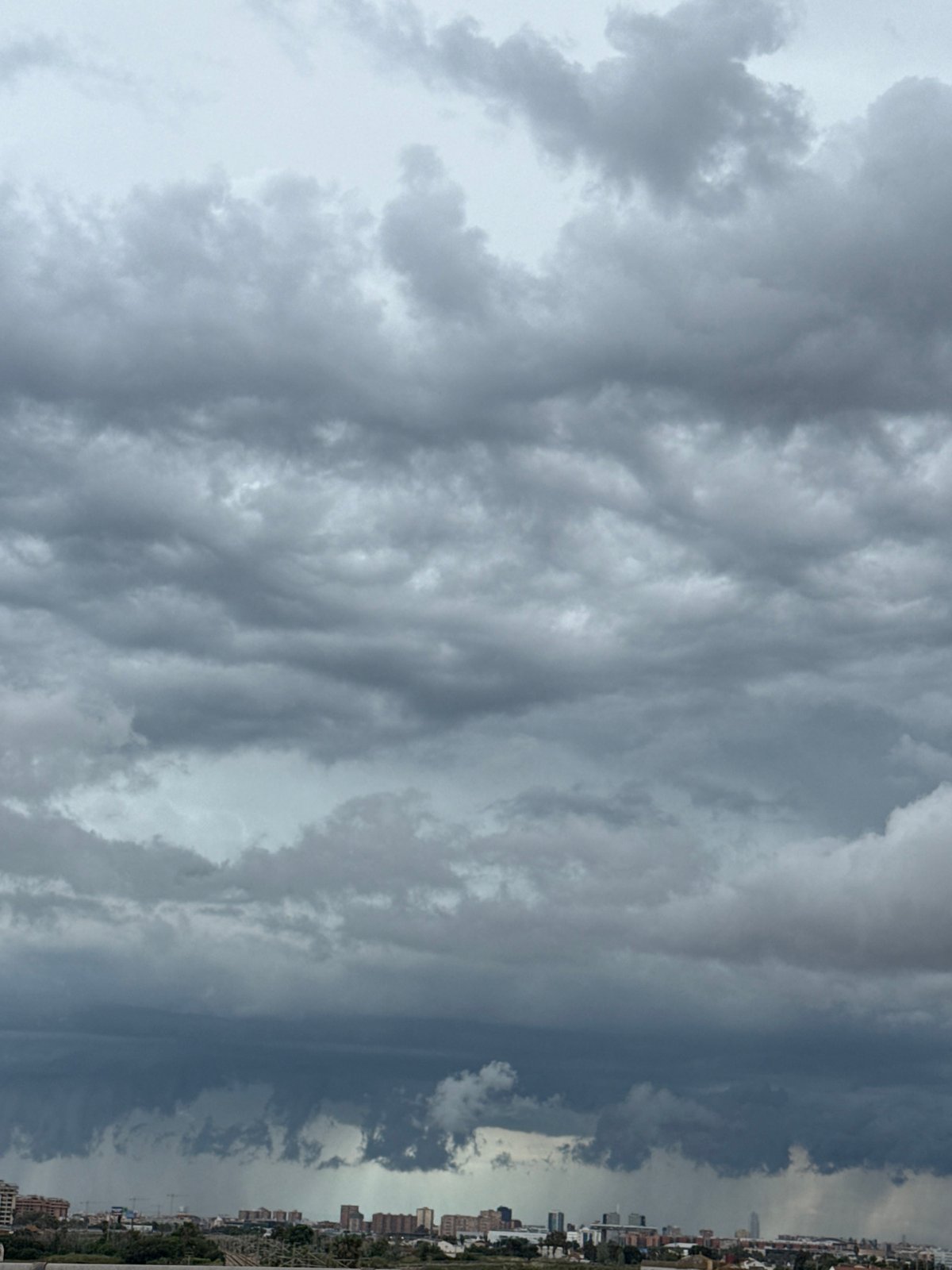 Turbulent clouds observed over Alboraia, Spain