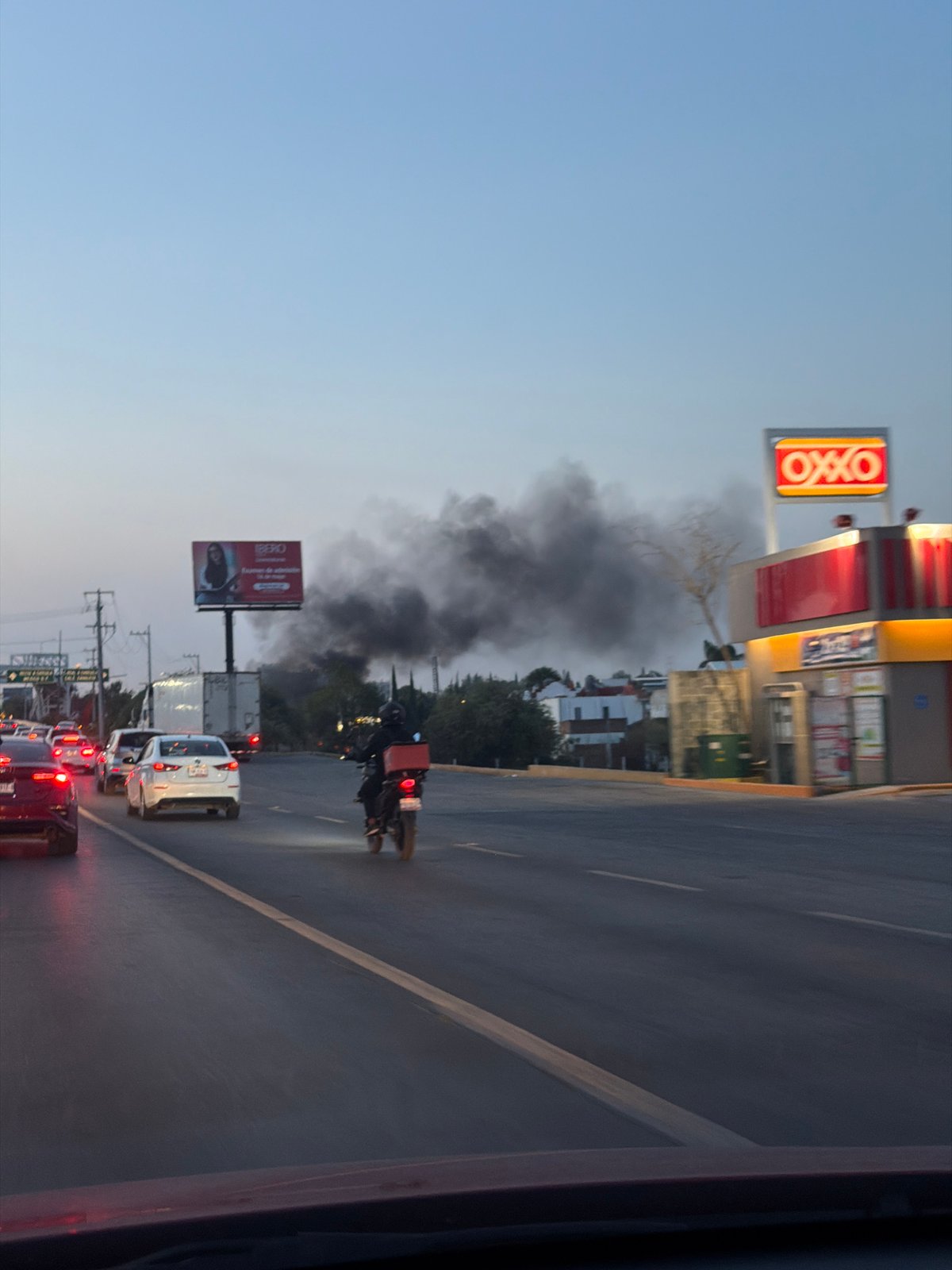 Smoke plume observed amid traffic congestion in Tlaxcalancingo