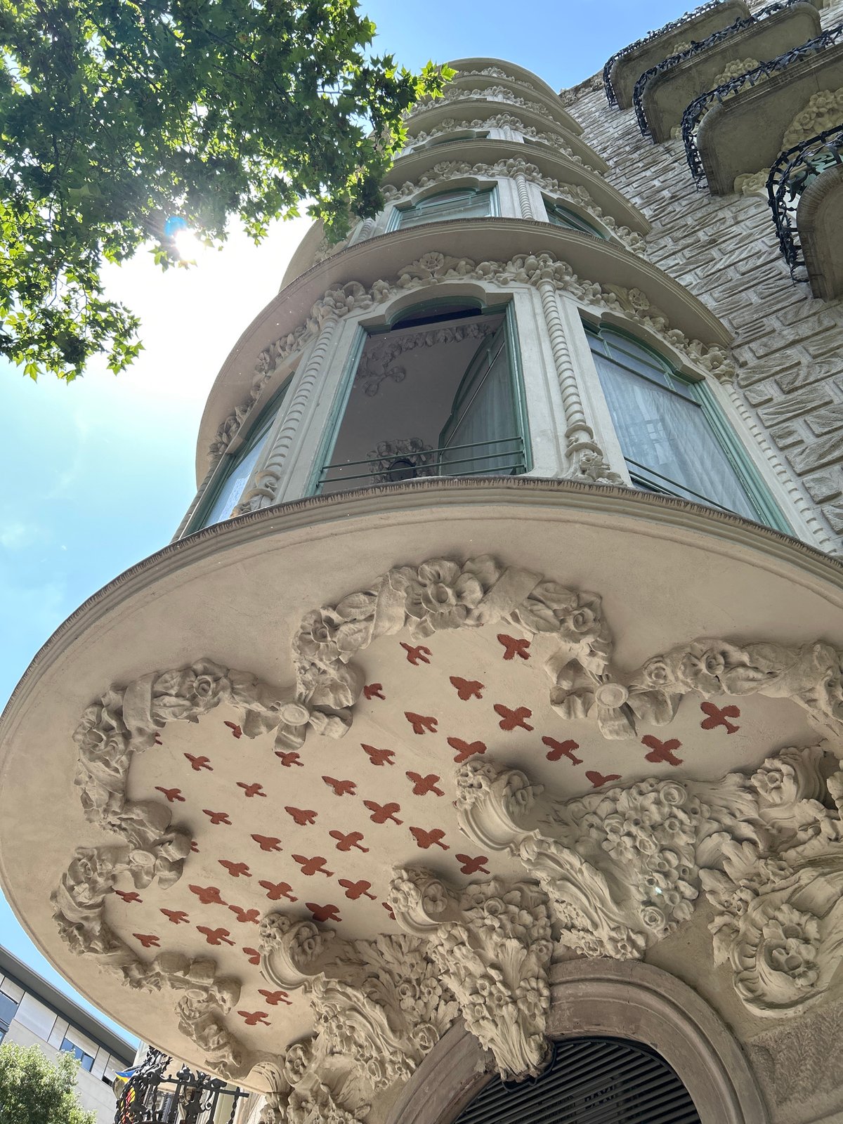 Tourist documents Barcelona's iconic architecture in 10-minute photography walk