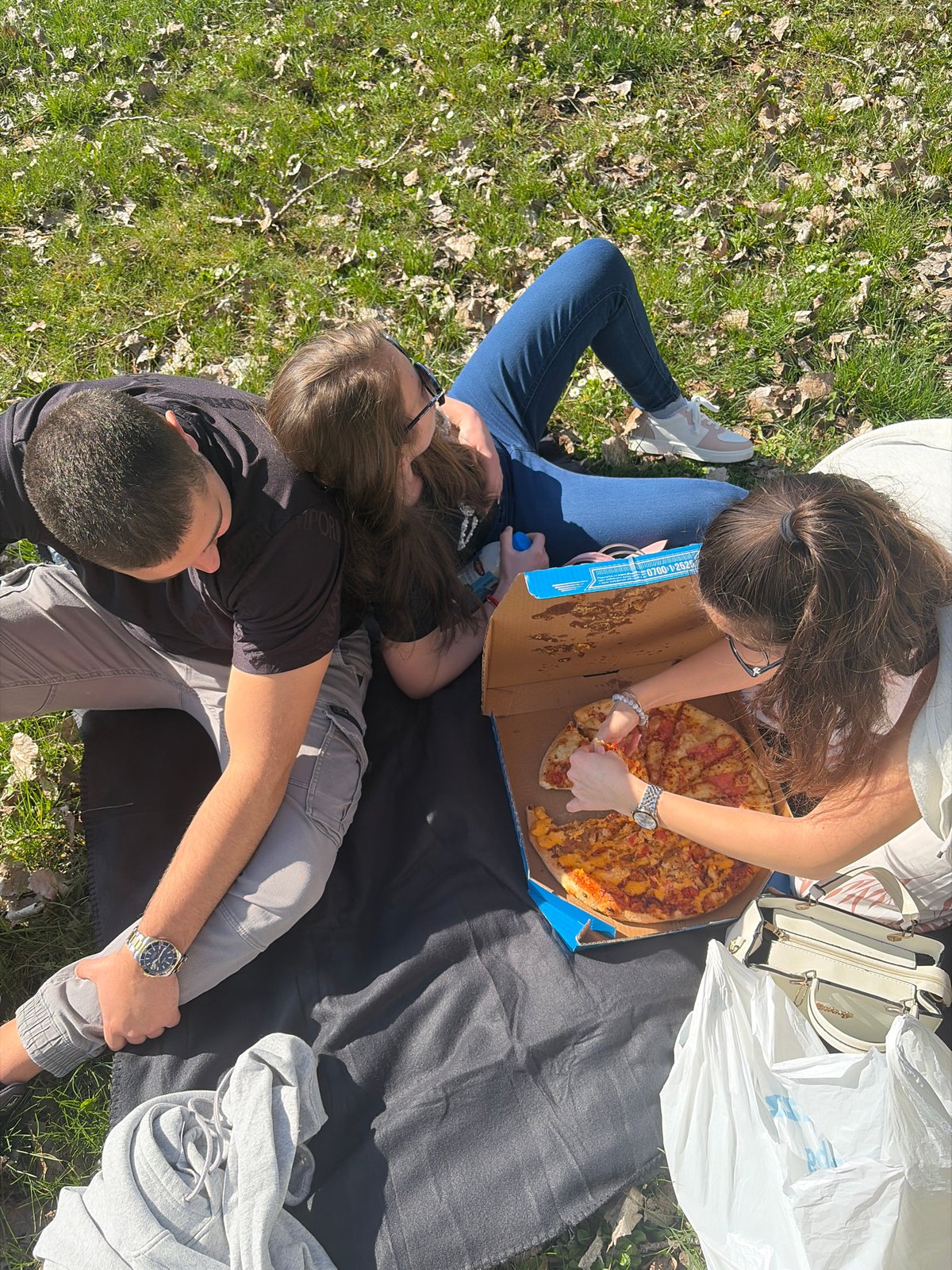 Group enjoys afternoon picnic in Kokalyane park