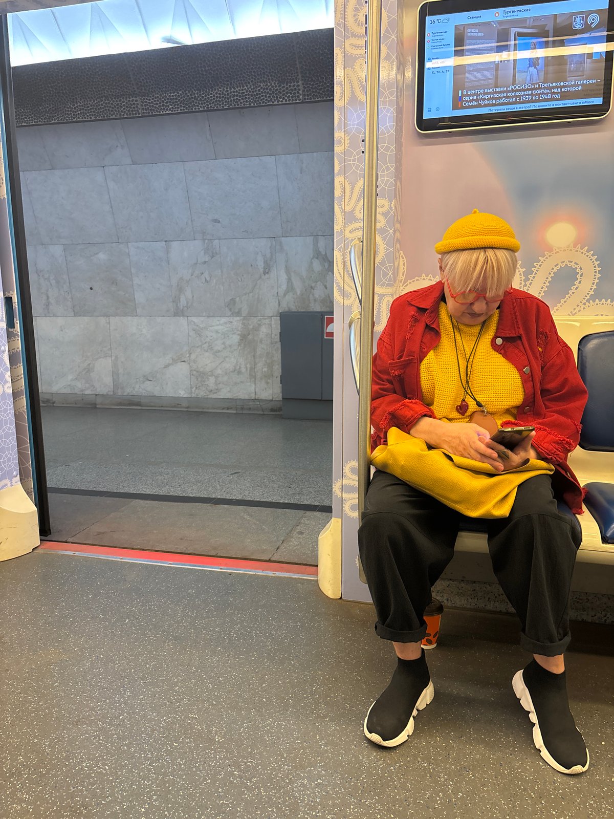 Ordinary Moscow moments captured: Metro rider, indoor selfies