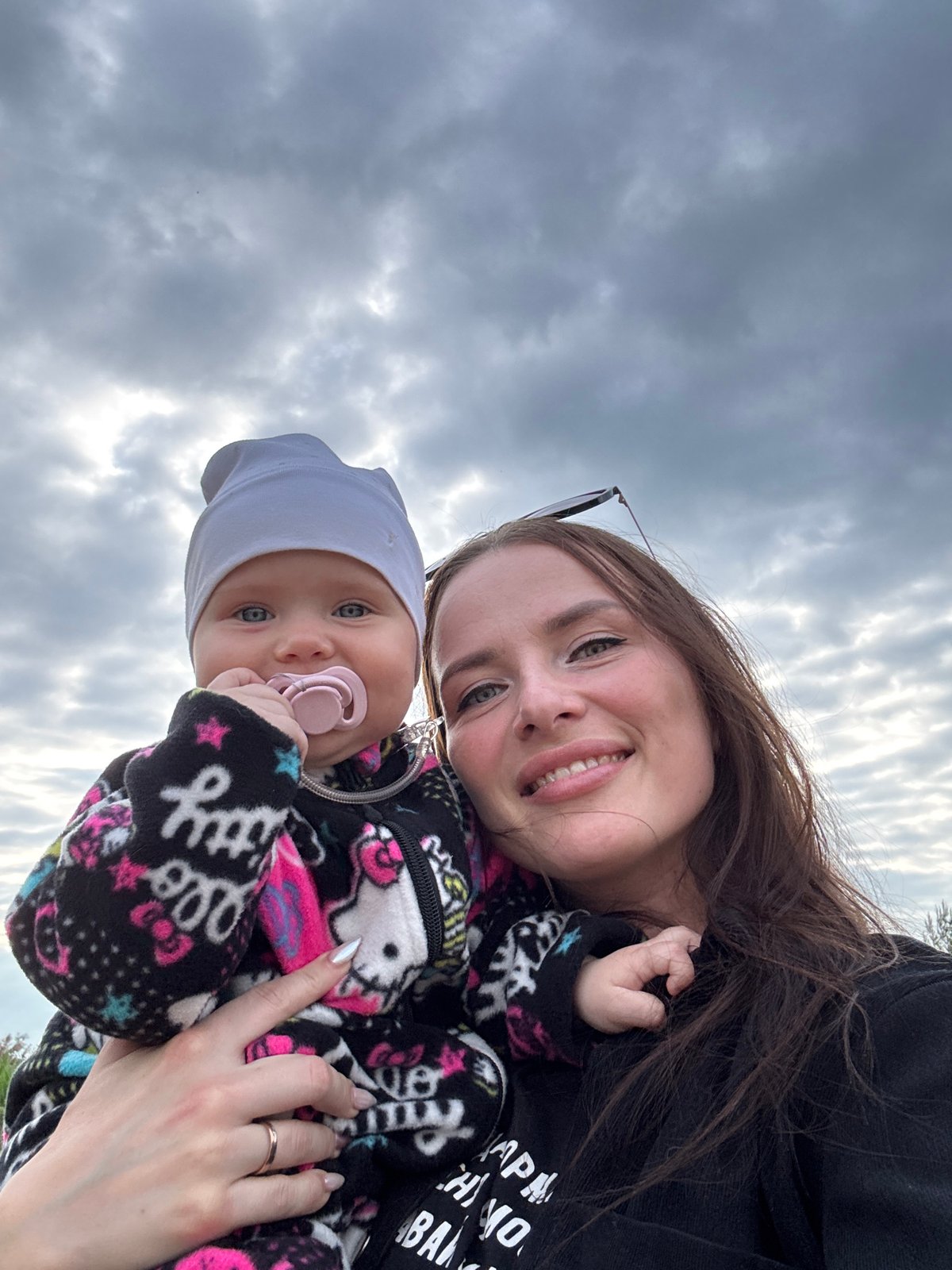 Family lakeside outing captured in Novyi, Russia