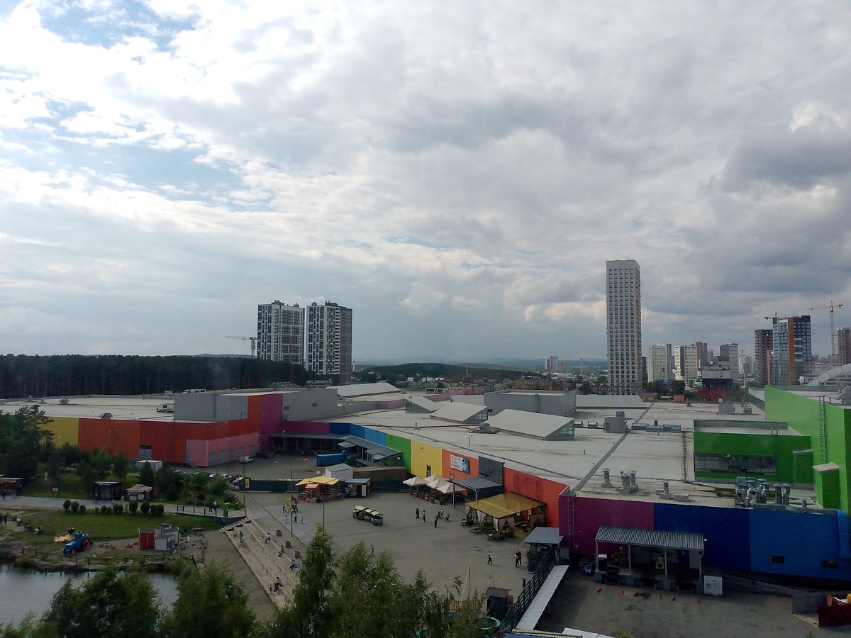 Urban day trip: malls, Ferris wheel, parks, and transit views
