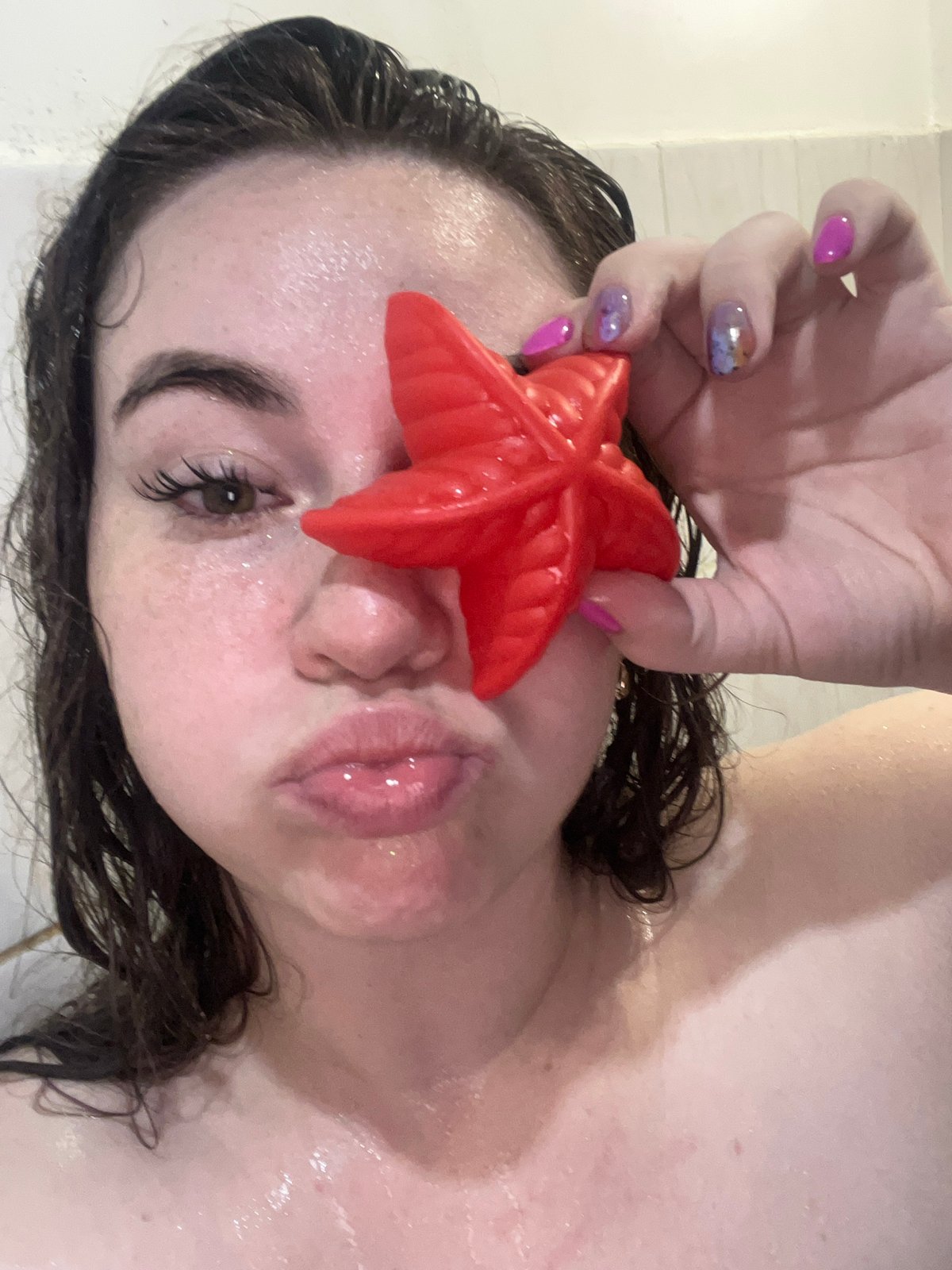 Evening domestic life documented through selfies in Chaikovsky, Russia