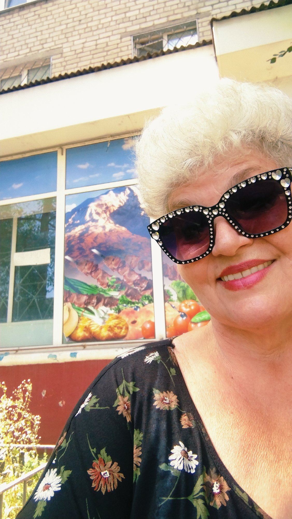 Summer garden stroll and selfies in Horishni Plavni