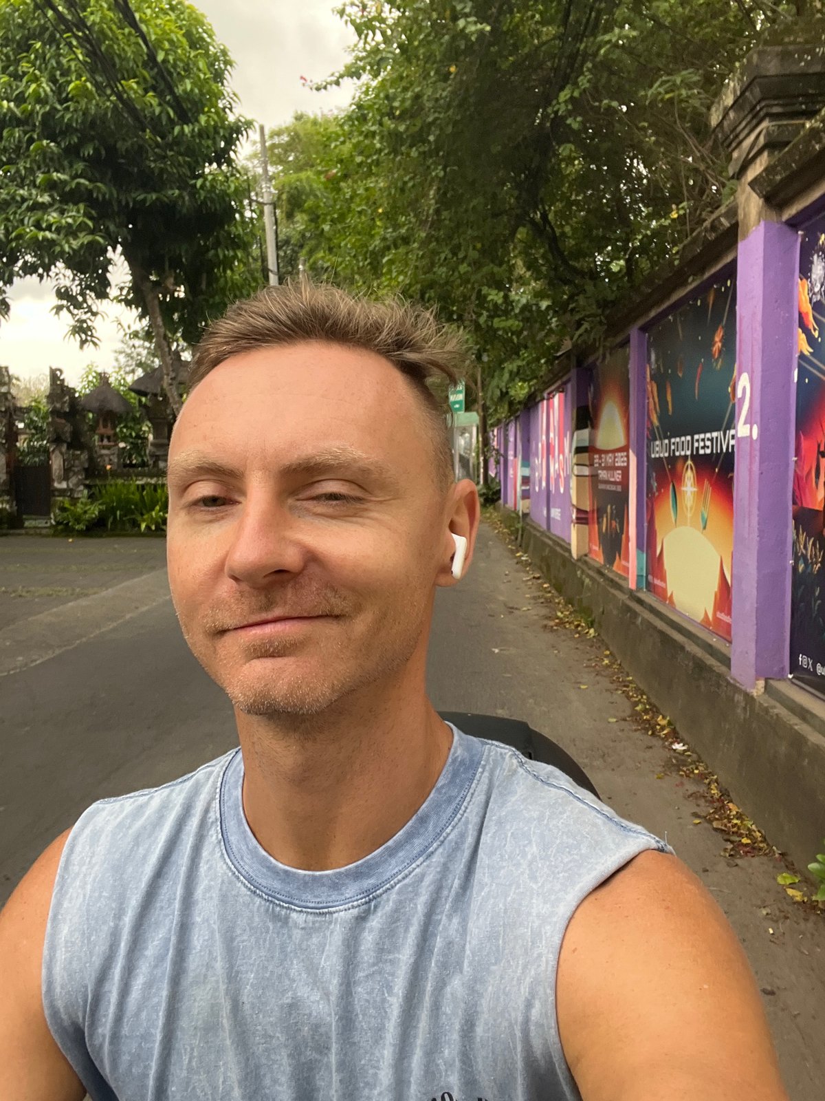 Tourist documents brief motorbike journey through Ubud streets