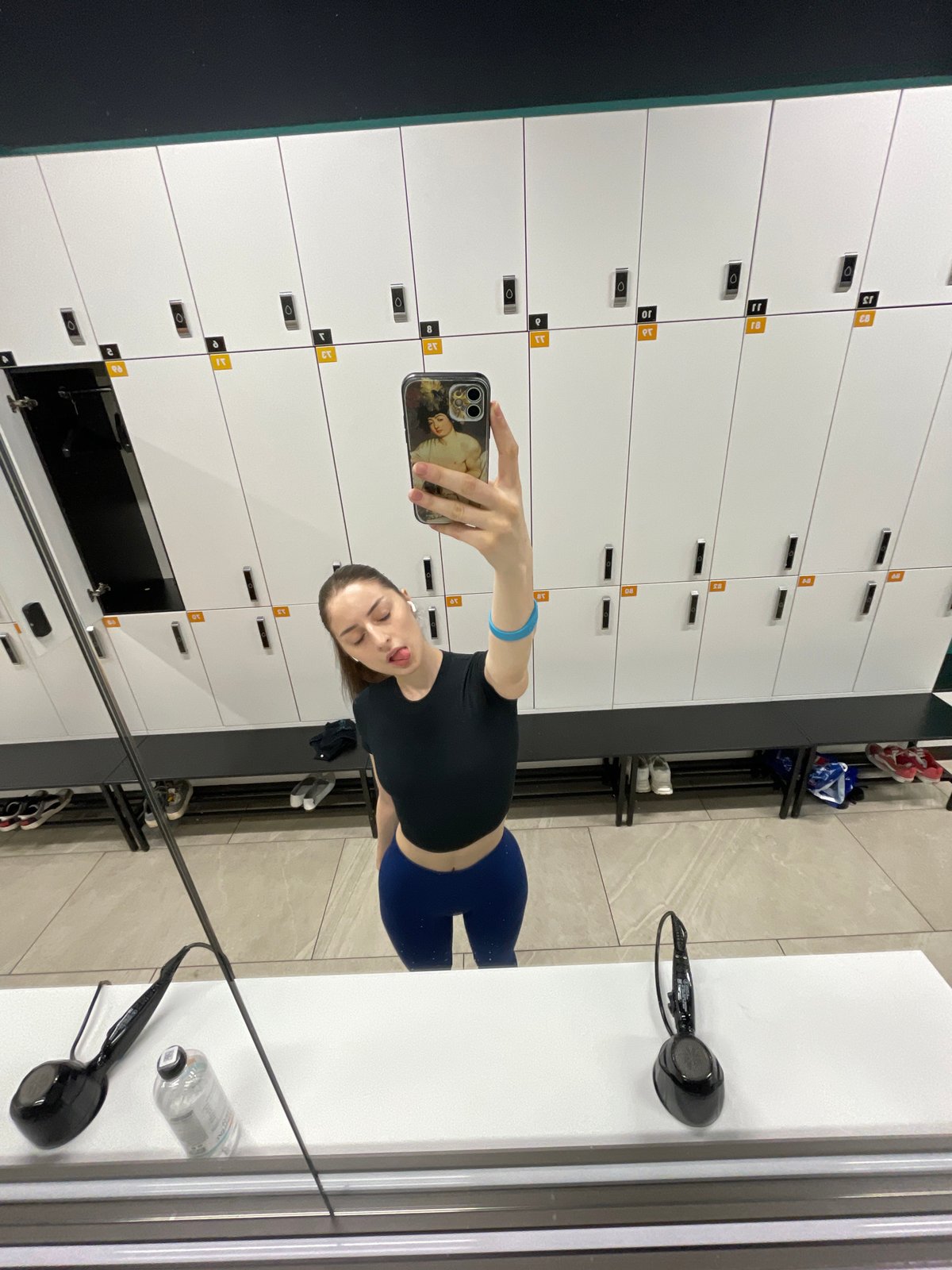 Moscow gym-goer takes selfies during workout session