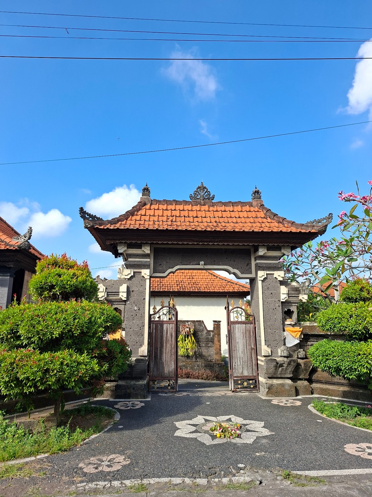 Walking tour documents Blahbatuh's temples, markets and daily life