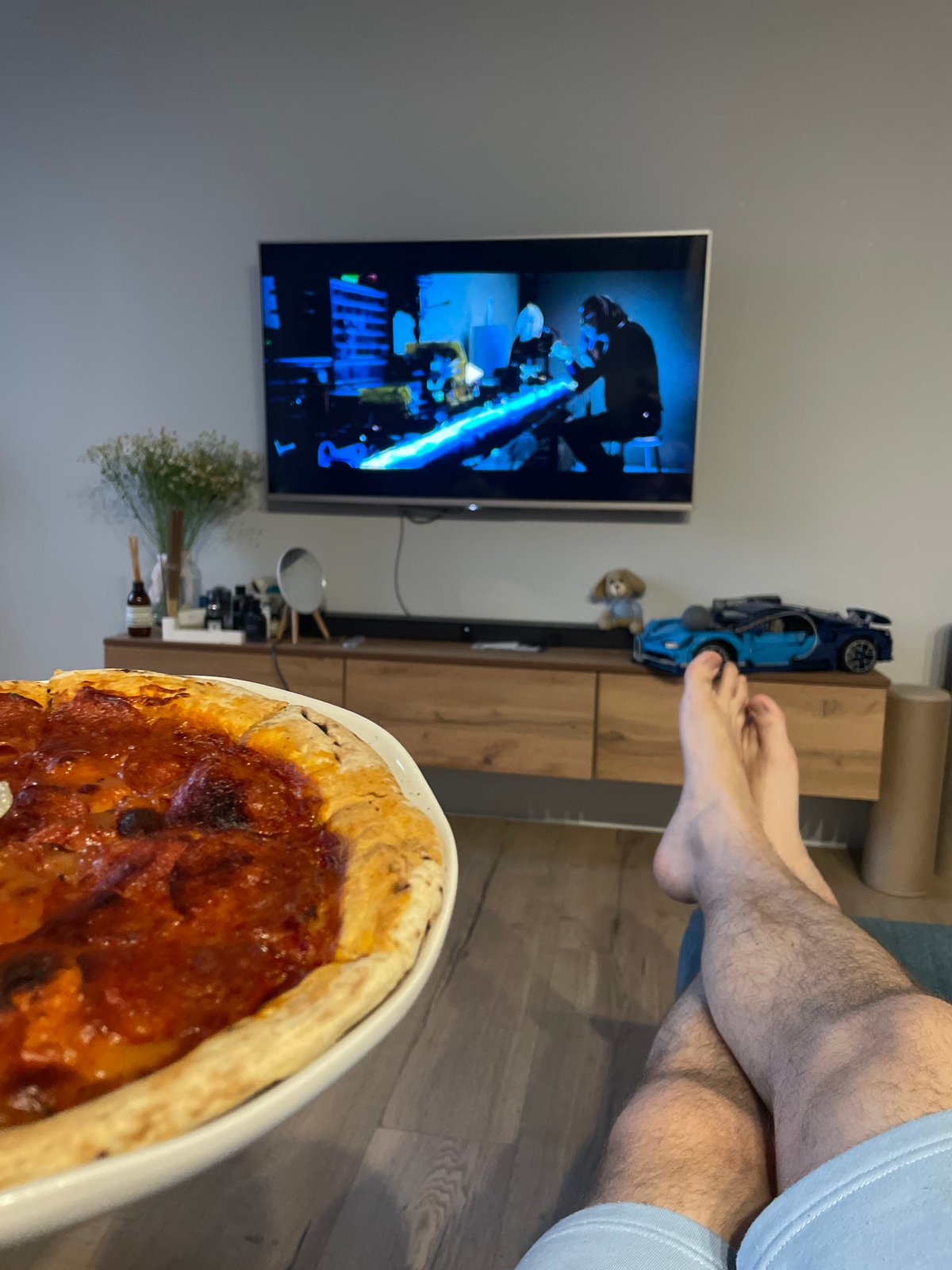 Krasnoyarsk resident enjoys pizza and Star Wars at home