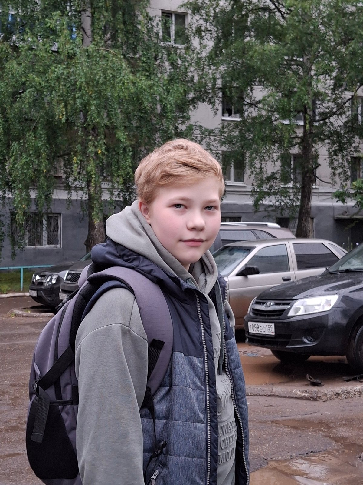 Everyday moments in a Russian residential neighborhood, late June afternoon