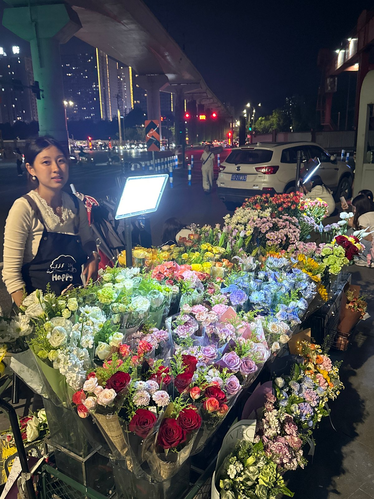 Woman visits flower stall in Chongqing High-tech Zone