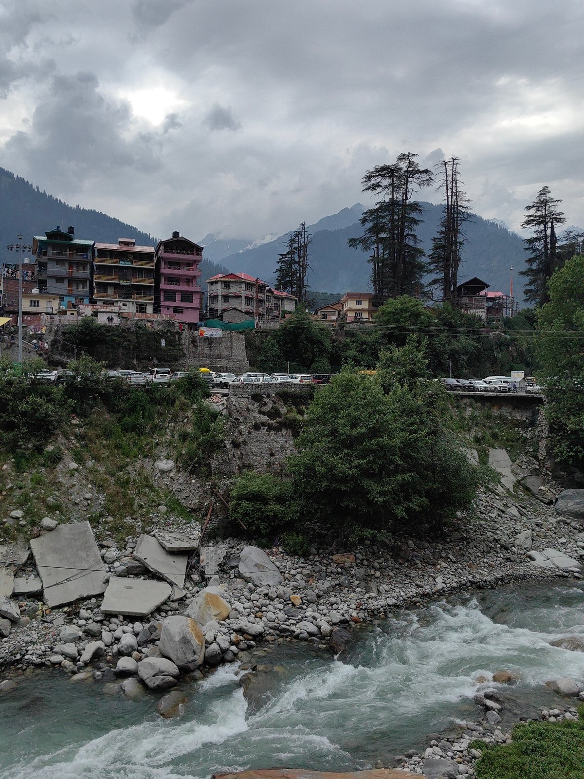 Busy morning across Manali's streets, markets, and riverbanks