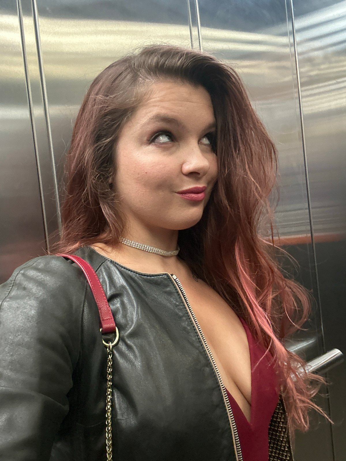 Woman with pink-highlighted hair spotted in Vladimir elevator
