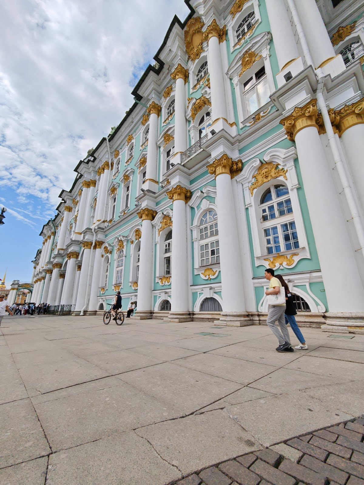 Tourist activities documented at Saint Petersburg palaces Tuesday morning