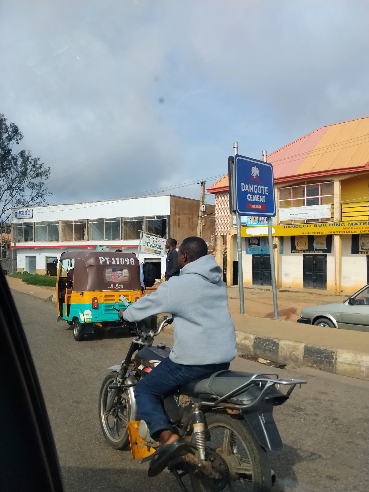 Street traffic, market activity, and food in Gura Top, Nigeria