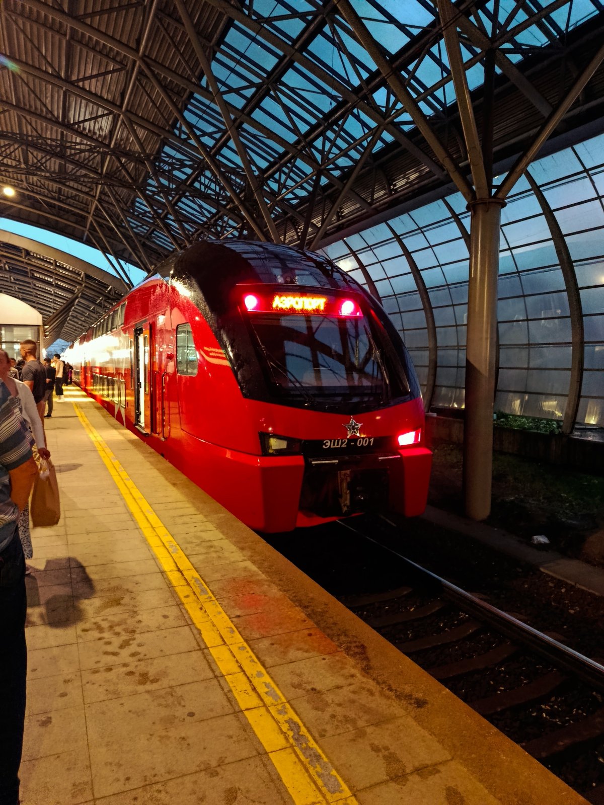 Evening commuter scene at Moscow train station