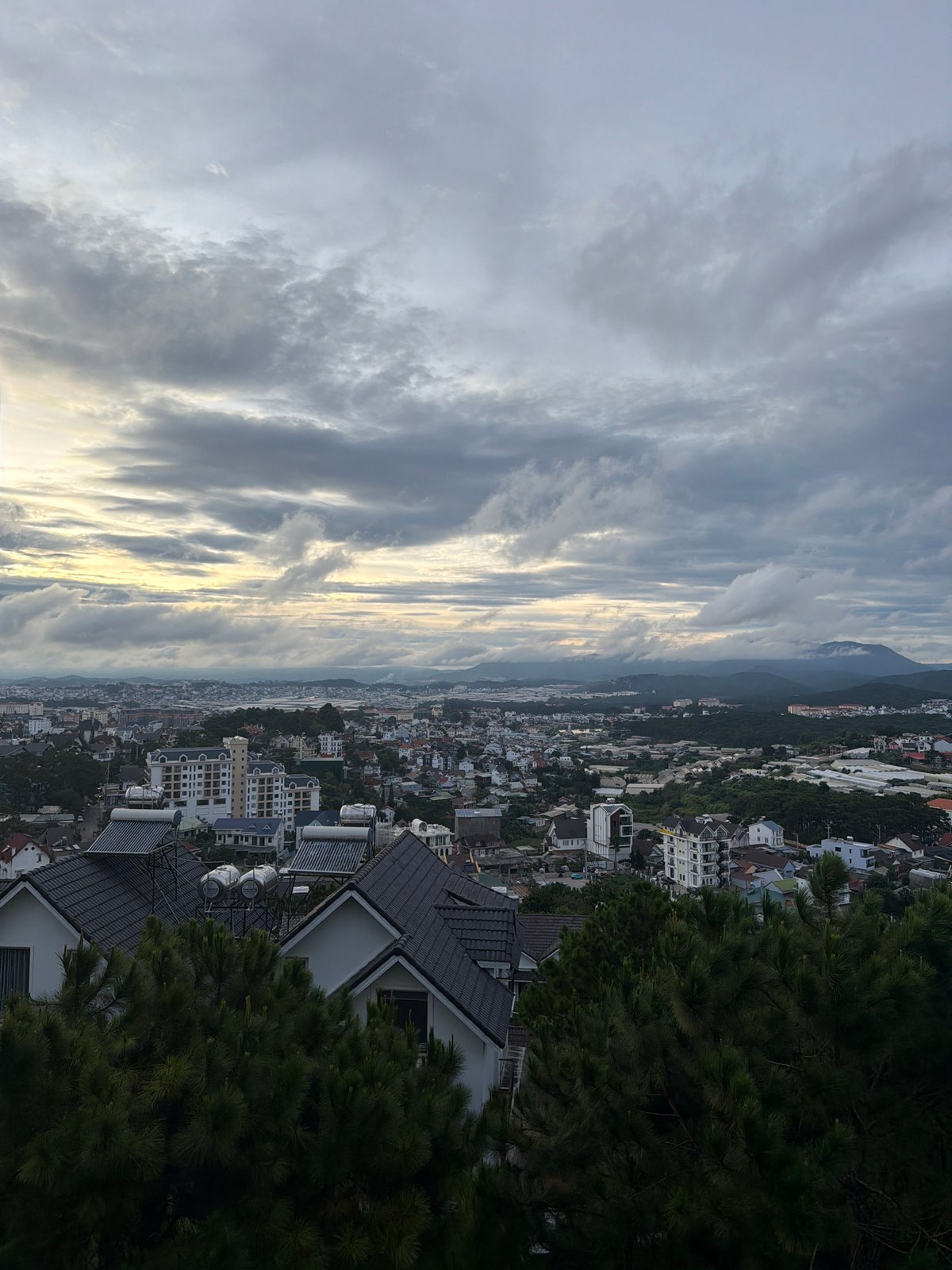 Panoramic views across Đà Lạt's Xuân Trường ward on an overcast morning