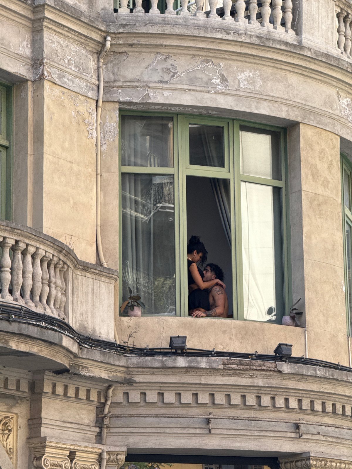 Afternoon food and architecture tour through historic Barcelona districts