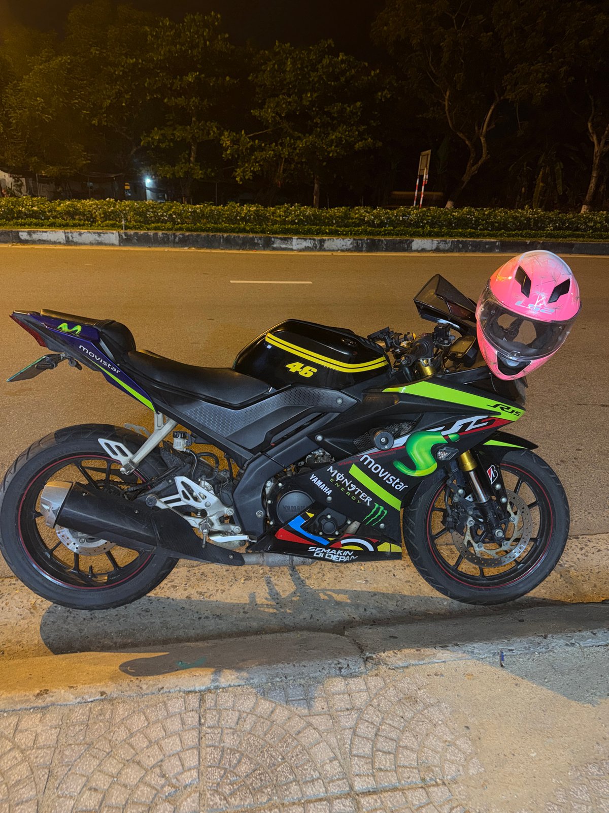 Decked-out Yamaha R15 parked beside a street setup in Đà Nẵng