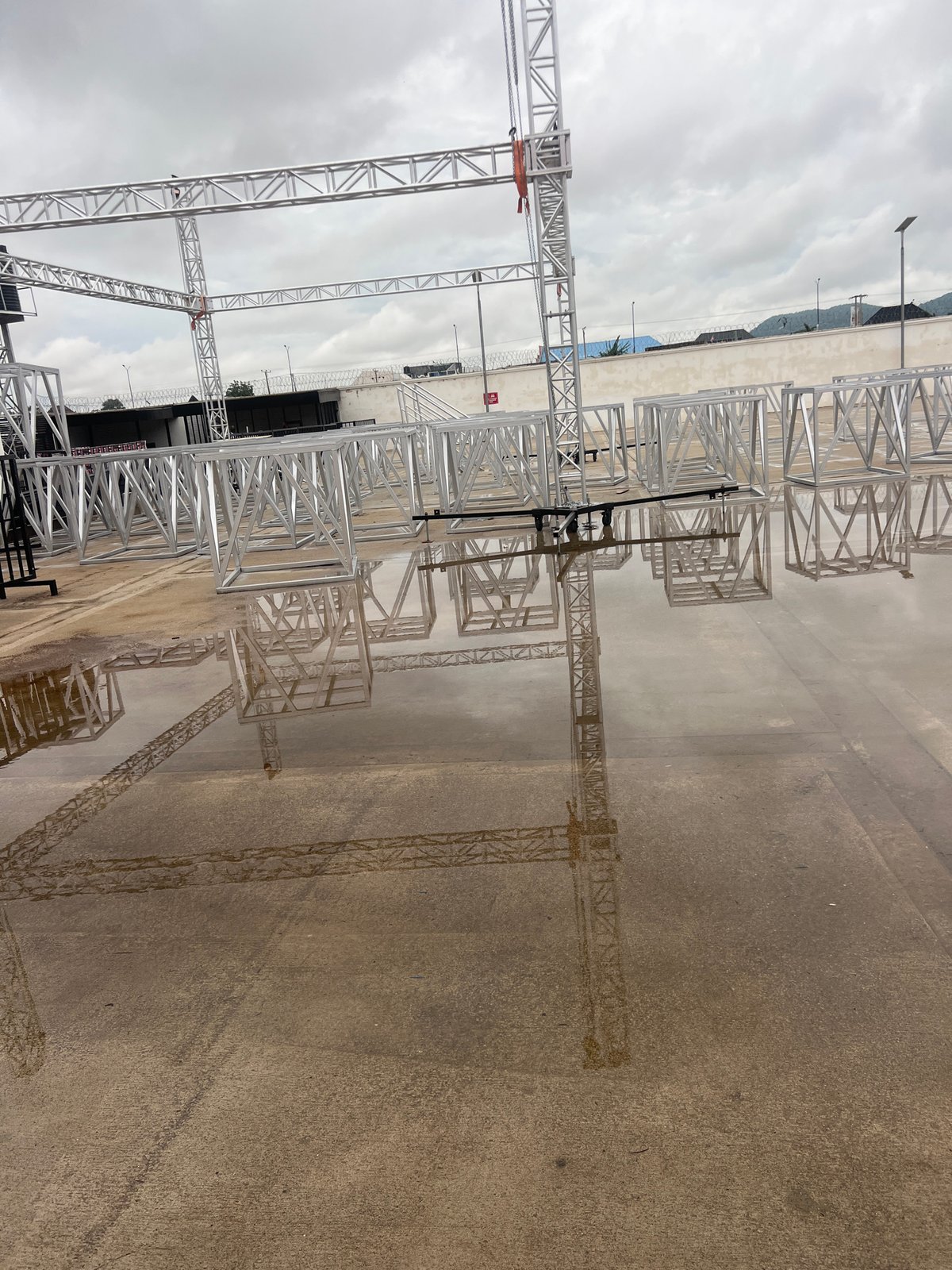 Truss assembly and downtime near a bag storage site in Howayi