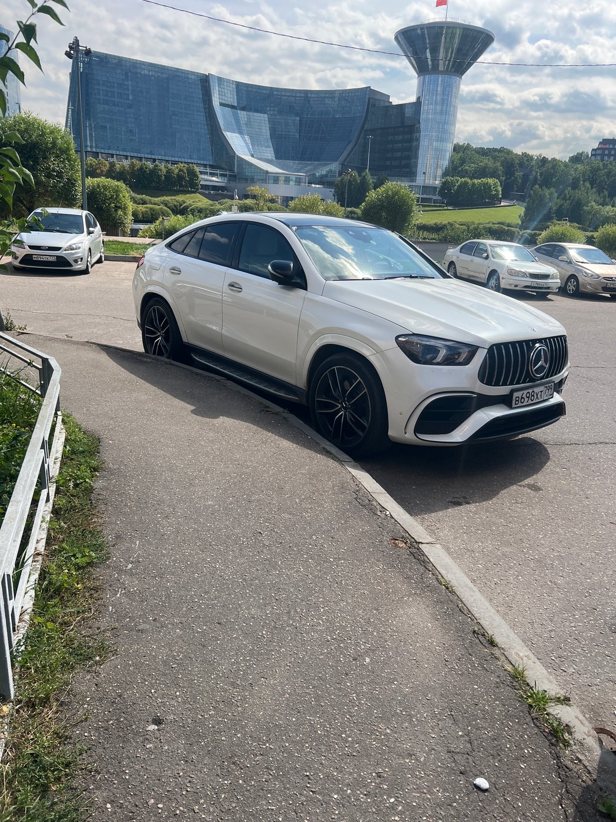 A morning moving through Khimki — streets, parks, and interiors
