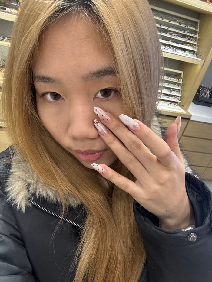 Woman documents eyeglasses store visit with selfies in Chongqing