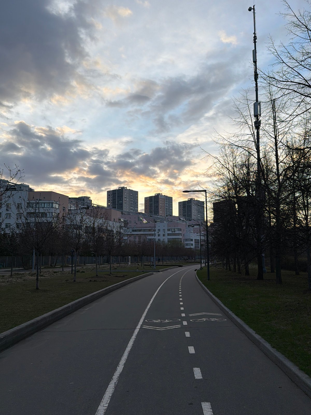 Shopping mall visit documented in Khimki, Russia