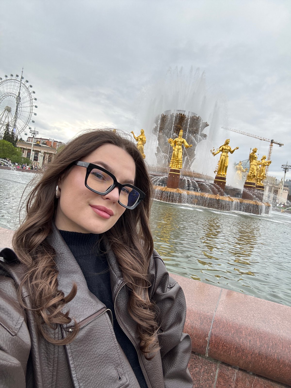 Woman takes selfies at Moscow's iconic Friendship fountain