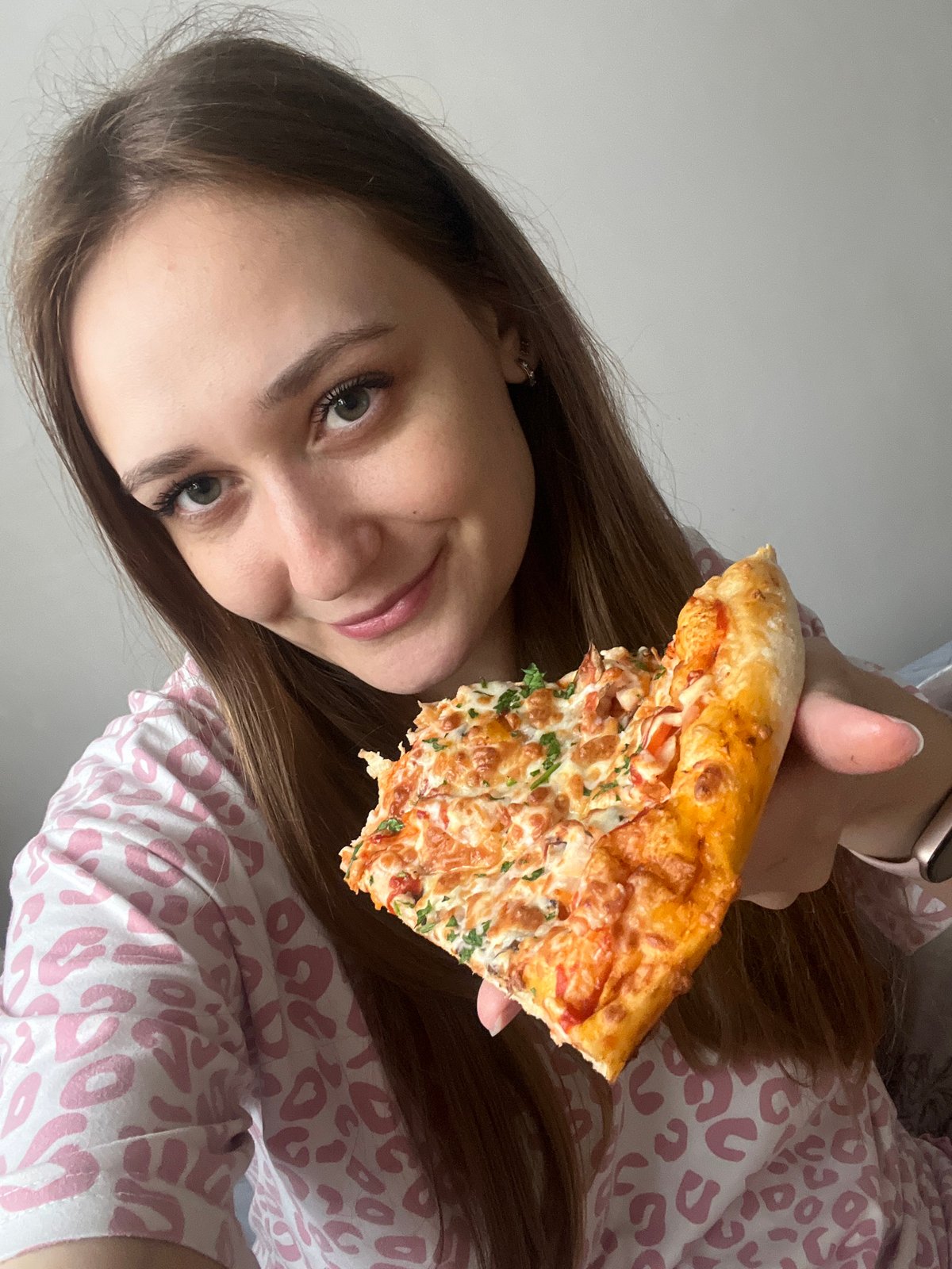 Woman enjoys pizza lunch with hookah, laptop in Verkhnyaya Pyshma