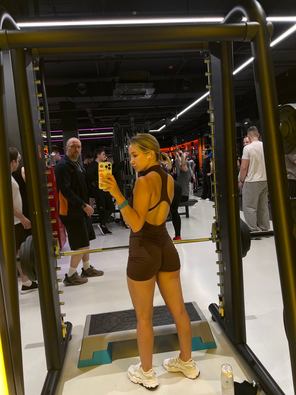 Woman takes mirror selfies at Voronezh gym